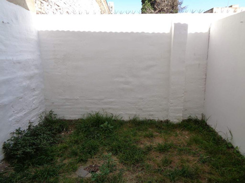 Barrio Alta Córdoba - Casa De 2 Dormitorios, Amplia Y Luminosa Con Cochera Cubierta, Cocina Comedor, 2 Baños Y Patio Con Césped