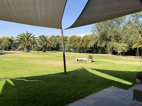 Casa En Venta De 6 Dorm. En Colina