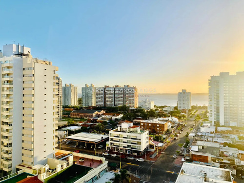 Hermoso Apartamento De 2 Dormitorios En Venta En Edificio Onix, Punta Del Este