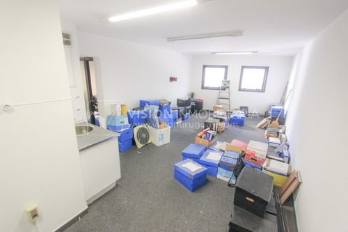 Imagen 3 de 25 de Alquiler De Oficina Doble, 5to Piso Al Frente, 60m2, Dos Entradas, Dos Baños, Sala De Reuniones De Uso Común, Plaza Independencia Esq Juncal, Entre El Centro Y La Ciudad Vieja
