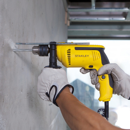 Imagen 4 de 7 de Taladro percutor atornillador eléctrico de 13mm Stanley SDH700BA 700W + accesorios con bolso 220V
