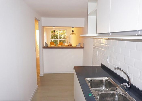 Imagen 5 de 10 de Apartamento De 2 Dormitorios A La Venta En Barrio Sur | Con Renta | Piso 4 | Acepta Banco | Próximo Rambla
