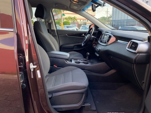 Imagen 8 de 13 de Kia Sorento 2016 4x4 3 Filas Americana