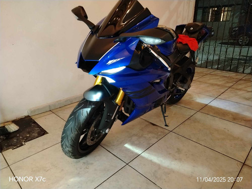 Motocicleta Azul Deportiva.