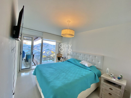 Imagen 5 de 14 de Venta De Apartamento De 2 Dormitorios En Edificio Icon Brava Punta Del Este