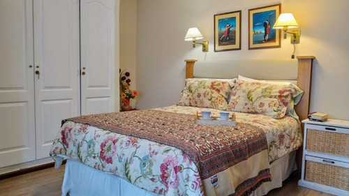 Venta De Excelente Departamento De Dos Dormitorios En Barrio Residencial, Apto Uso Turístico.