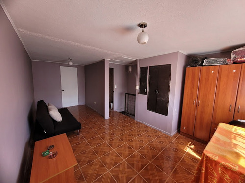 Casa Con Amplios Espacios, En Pasaje Cerrado