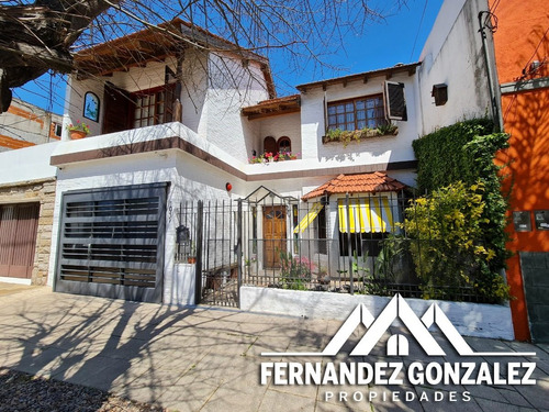 Chalet De 5 Ambientes En Venta En Banfield Con Patio Y Garage. Excelente Estado.