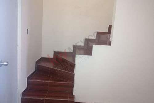 Imagen 10 de 25 de Casa Duplex En Las Bugambilias 3er Sector Totalmente Remodelada Excelentes Acabados 3 Recamaras Lista Para Habitar, Amplia Sala Comedor Concepto Abierto