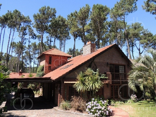 Imagen 1 de 18 de Casa En Pinares, Punta Del Este, 5 Dormitorios, Piscina Y Parrillero.- Ref: 43243