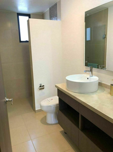 En Venta Casa Entre El Refugio Y Zibata, 139 M2, Gran Jardín, 3 Recamaras