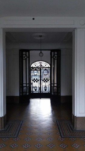Imagen 2 de 20 de Se Vende Casa En Edificio De Época Reformado, Muy Seguro!