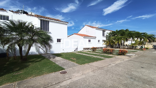 Ideal Vende Town House De 75 M² De Construccion Y De Terreno 166 M² En Conjunto Privado Paycla Tucacas