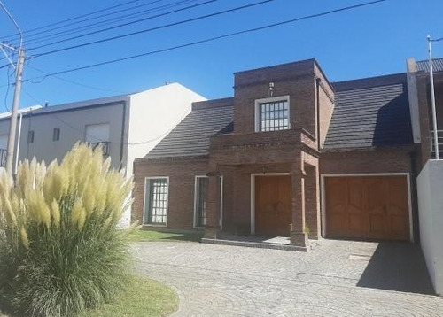 Casa En Venta - 4 Dormitorios 3 Baños 2 Cocheras - 350mts2 - Bahía Blanca