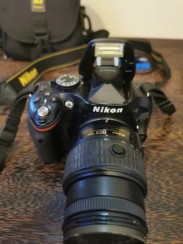 Cámara Nikon D5200 Con Estuche (Usado)