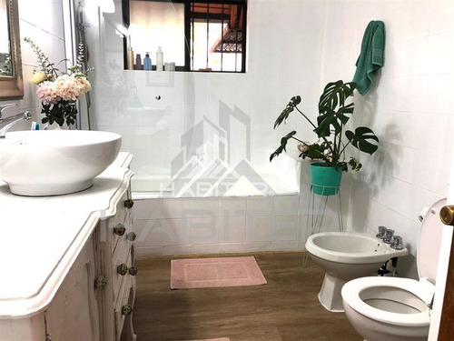 Casa En Venta De 5 Dorm. En Curicó