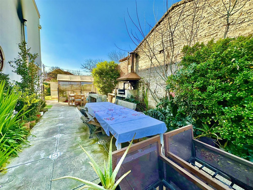 Casa En Venta De 4 Dorm. En Ñuñoa