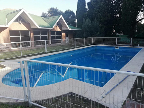 Casa En Venta - 4 Dormitorios 3 Baños - Cochera - 2.200mts2 - Florencio Varela