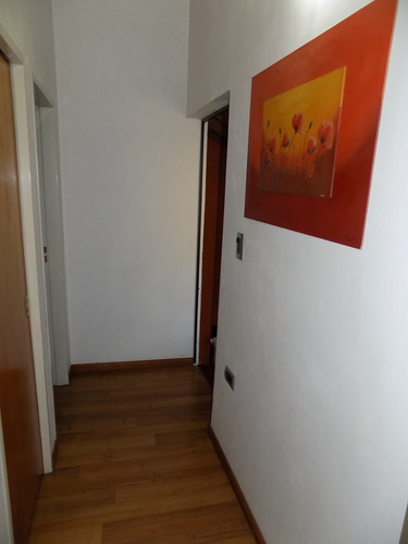 Chalet De 4 Ambientes Desarrollado En 2 Plantas. Excelente Estado.