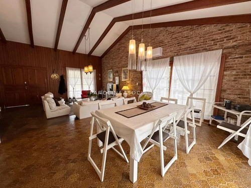 Casa De 3 Dormitorios + Dependencia De Servicio En Venta En Mansa, Punta Del Este.