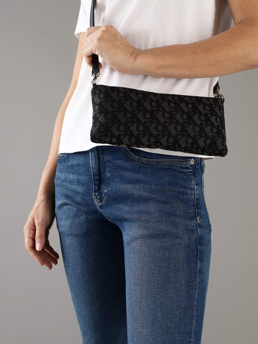 Bolsa Calvin Klein Crossbody Para Mujer Con Monograma Negro