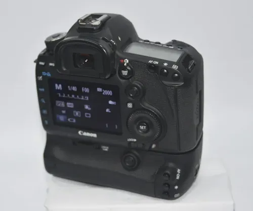 Canon Eos 5d Mark Iii Com Grip Bg-e11 Cnon | MercadoLivre