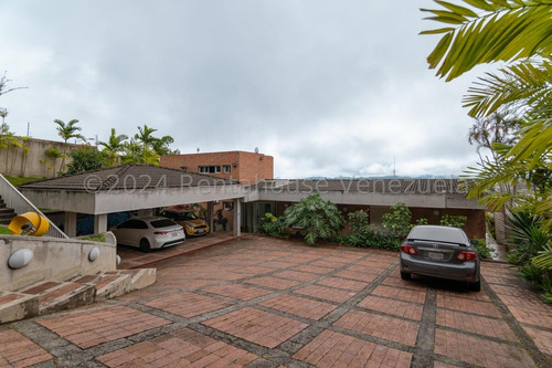 Espectacular Casa Completamente Remodelada En Venta Ubicada En La Lagunita Country Club 25-17423