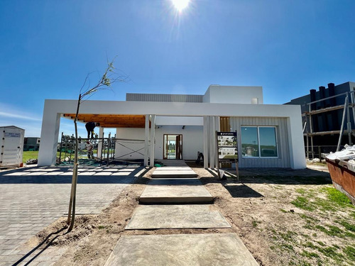 Casa A La Laguna En  Venta En El Barrio Santa Ana Villa Nueva Tigre