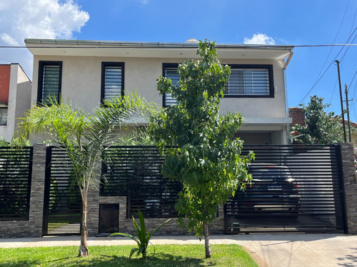 Casa De Categoría Con Tres Dormitorios Y Piscina