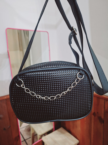 Cartera Tipo Bandolera Cuerina Para Colgar O Cruzar Negra Pintitas Pintitas Relieve Acero Negro