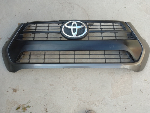 Parrilla Para Toyota Hilux Original Usada 2020 - 2023