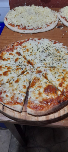 Servicio De Pizzas A La Parrilla / Cocina / Parrilla / Mozos