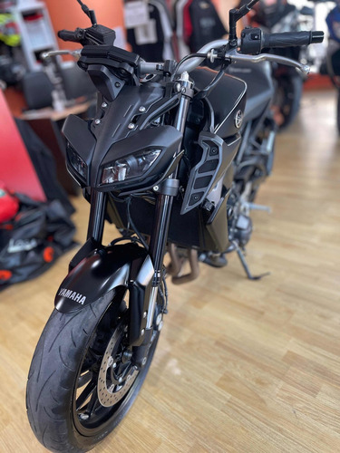 Imagen 1 de 8 de Yamaha Mt 09 Con Accesorios Hobbycer Bikes