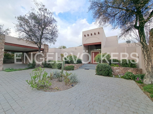 Hacienda, Borde Cancha. Excelente Casa En Venta