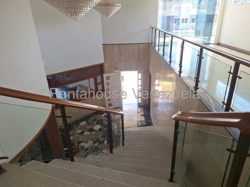 Amplia Casa En Venta Ubicada En Prados Del Este 24-24046