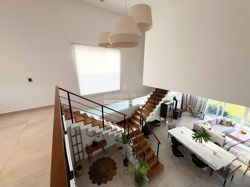 Increible Casa En Venta -vista A La Laguna Y Golf -el Canton