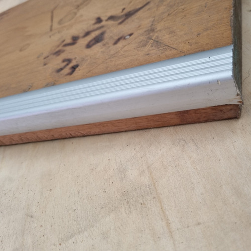 Imagen 4 de 6 de Moldura Nariz Escalon Aluminio Pisos Flotante X 2.85mts