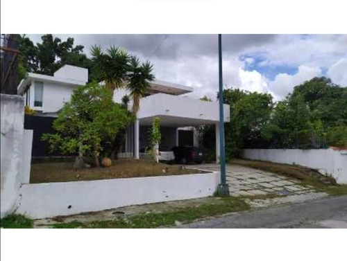 Se Vende Casa Lomas De La Trinidad 800 Metros Urb Cerrada 6 Habitaciones 5 Baños 5 Puestos Bonita Vista Tanque Agua Grande Municipio Baruta Vendo  Venta Quinta Mts Zoraima