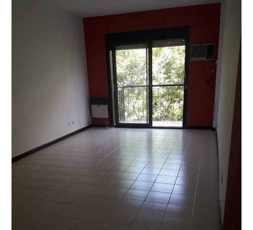 Excelente Semipiso De 2 Ambientes Al Frente C/balcón + Cochera.