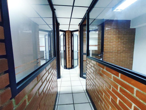 Se Vende Oficina Centro Profesional La California. Con Entrada Principal Por La Fco. De Miranda Y Al Estacionamiento Por La California. Cuatro Cubículos Cómodos. Piso Medio.