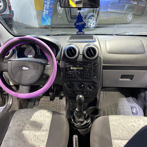 Imagen 5 de 12 de Ford Fiesta Max Sinc Año 2010