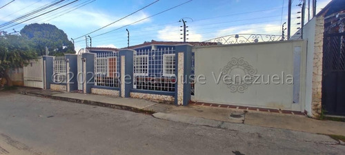 Al / Arnaldo Lopez  Vende Moderna Casa En  Fundalara Barquisimeto  Lara, Venezuela.  4 Dormitorios  3 Baños  304 M² 