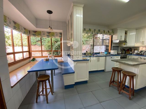 Casa En Venta De 6 Dorm. En Lo Barnechea