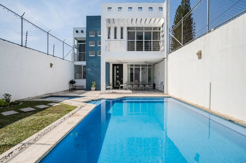 Casa En Venta En Col. Plan De Ayala Con Gran Alberca Y Jardín.
