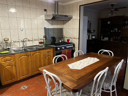Impecable Casa De 5 Dormitorios Con Local Comercial