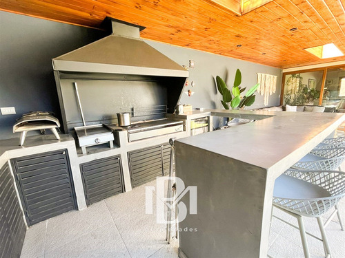 Casa En Venta De 4 Dorm. En Lo Barnechea
