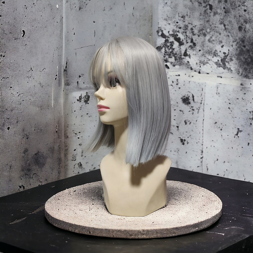 Peluca Melena Gris Corta Lisa Con Fleco Cabello Sintetico Color Gris Claro