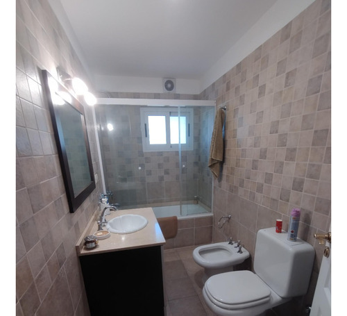 Casa Impecable Estado En Country, Desarrollada En 2 Plantas Con Piscina. Terreno 800 M2.