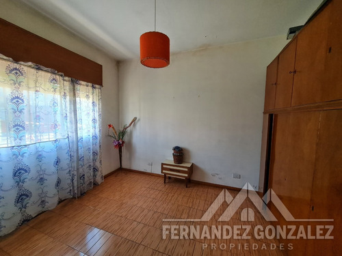 Venta De Casa 3 Amb En Lanus Este Con Patio, Fondo Y Garage