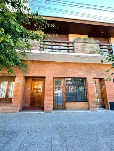 Venta Vivienda Multifamiliar De 6 Amb.c/ Local,parque Y Quincho. Barrio Chauvin. Sobre Lote Propio.